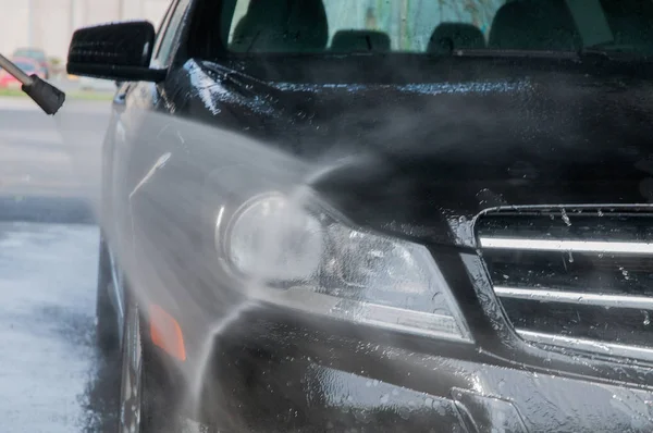 Lavaggio auto. Auto moderna coperta da acqua . — Foto Stock