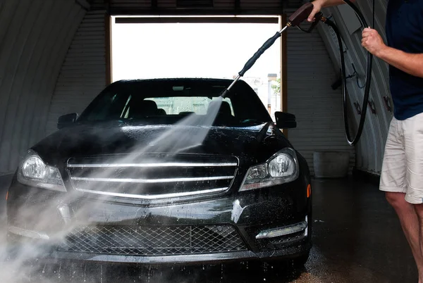 Πλυντήριο αυτοκινήτων. Άνδρας εργαζόμενος πλύσιμο αυτοκινήτου. — Φωτογραφία Αρχείου
