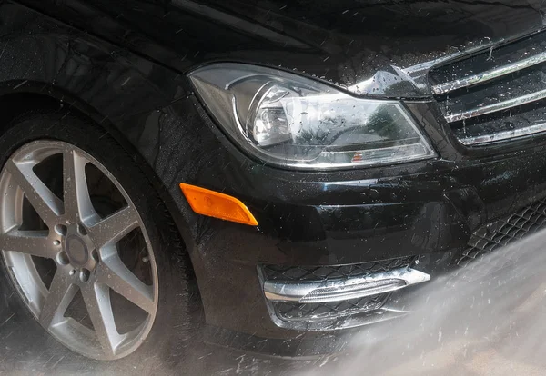 Lavaggio auto. Auto moderna coperta da acqua . — Foto Stock