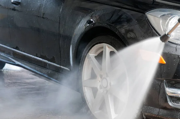 Πλυντήριο αυτοκινήτων. Σύγχρονο αυτοκίνητο δεν καλύπτεται από νερό. — Φωτογραφία Αρχείου