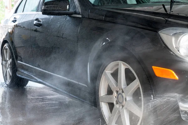 Lavado de autos. Coche moderno cubierto por el agua . —  Fotos de Stock