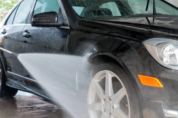 Lavaggio auto. Auto moderna coperta da acqua . — Foto Stock