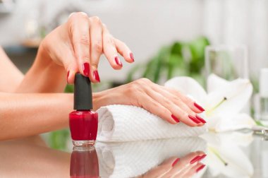 Manikür kavramı. Güzel kadının elleri ile mükemmel manikür Güzellik Salonu.