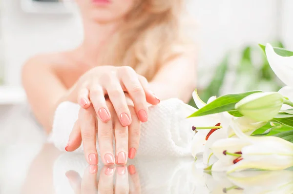 Concepto de manicura. Las manos hermosas de mujer con la manicura perfecta en el salón de belleza . — Foto de Stock