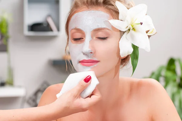 Salon spa. Wanita cantik dengan masker tanah liat di salon kecantikan — Stok Foto