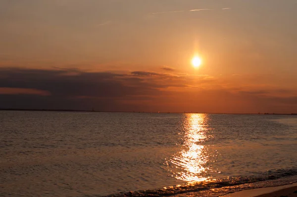 Pôr do sol na praia com céu bonito. — Fotografia de Stock