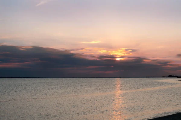 Západ slunce na pláži s krásnou oblohou. — Stock fotografie