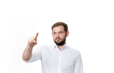 Düğmeye üzerinde iş adamı. Adamın önünde görsel dokunmatik ekran. 