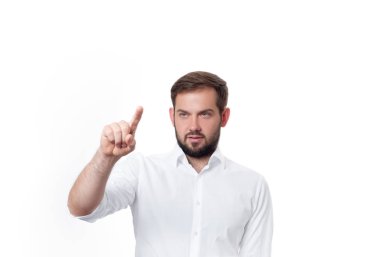 Düğmeye üzerinde iş adamı. Adamın önünde görsel dokunmatik ekran. 