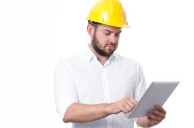 Yüklenici tablet ile bir proje üzerinde sarı Oluşturucusu kask içinde. 