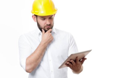 Yüklenici tablet ile bir proje üzerinde sarı Oluşturucusu kask içinde. 