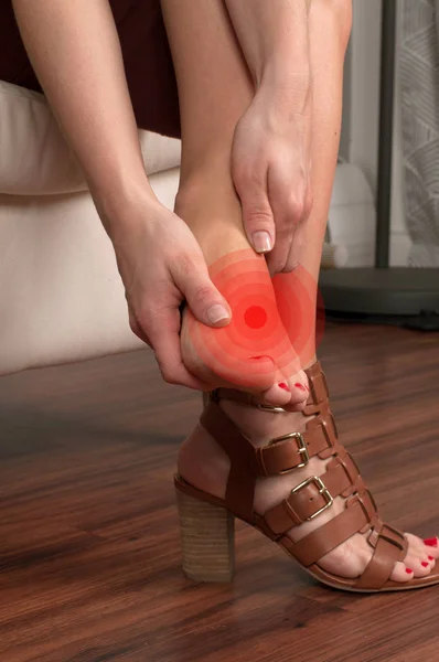 Mujer tiene dolor en la pierna porque el uso de higtheels . — Foto de Stock