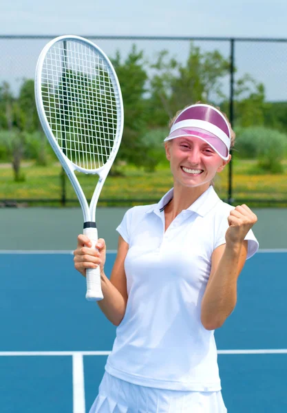 Jugador de tenis celebrando después de ganar un partido de tenis. Mujer joven está jugando al tenis — Foto de Stock