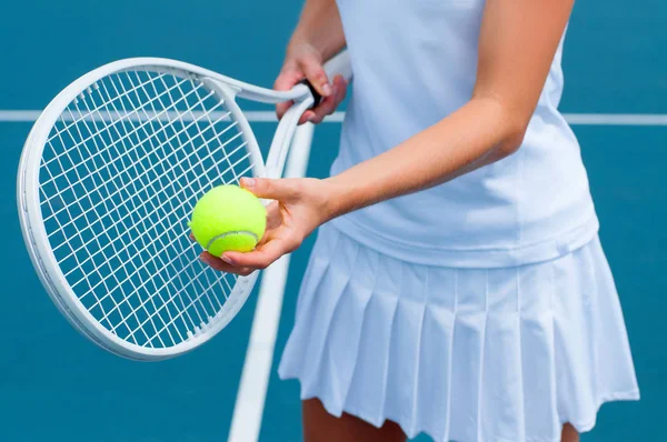 テニスコートに手でテニスのラケットとボールを保持しているテニス プレーヤー — ストック写真