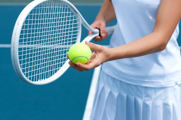 テニスコートに手でテニスのラケットとボールを保持しているテニス プレーヤー. — ストック写真