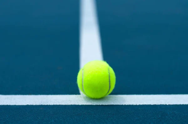 Beyaz çizgi ile tenis kortunda tenis topu — Stok fotoğraf