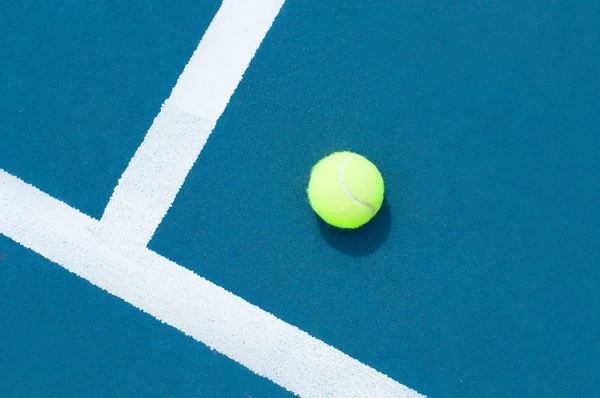 Tennisbal op de tennisbaan met witte lijn — Stockfoto