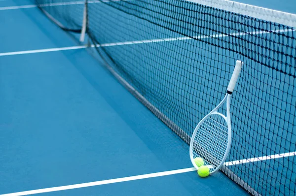 Tennisbal en racket op Tennisbaan — Stockfoto