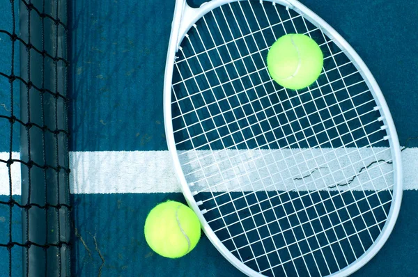 Tenis top ve raket tenis kortunda 