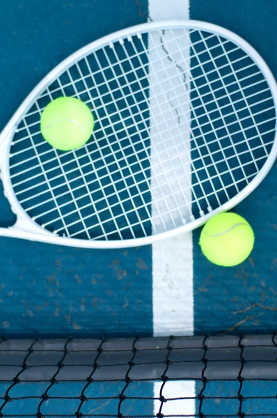 Tennisbal en racket op Tennisbaan — Stockfoto