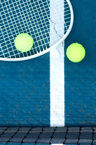 Tennisbal en racket op Tennisbaan — Stockfoto