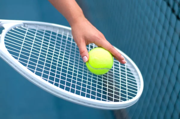 Tenis raketi. El tenis kortunda tenis topu sahip oyuncu — Stok fotoğraf