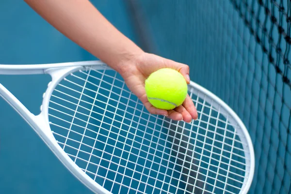 El tenis kortunda tenis topu tutuyor tenisçi — Stok fotoğraf
