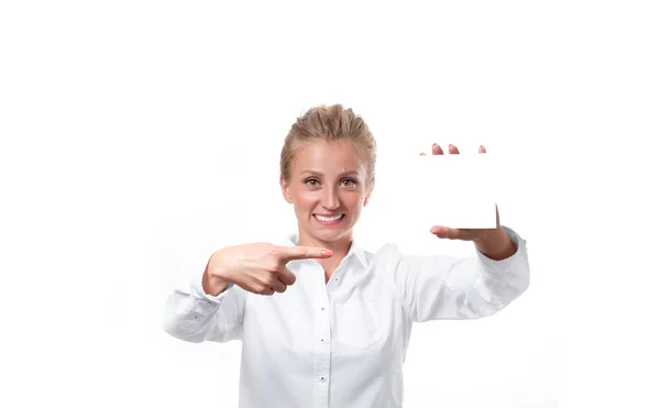 Mujer de negocios apuntando a la tarjeta de papel en blanco . — Foto de Stock