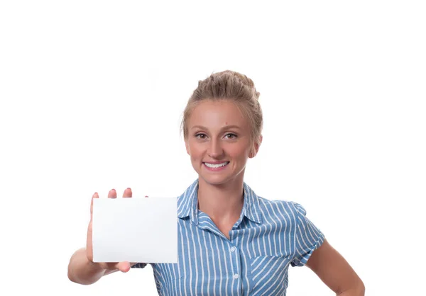 Mujer mostrando el signo de la tarjeta de papel vacía con espacio de copia para texto . — Foto de Stock