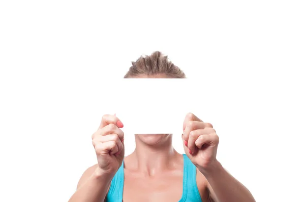 Mujer mostrando el signo de la tarjeta de papel en blanco con espacio de copia para texto . — Foto de Stock
