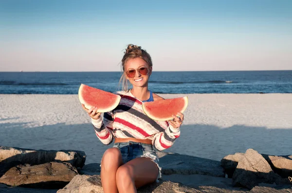 Vacker kvinna som håller två skiva vattenmelon på stranden, Shopaholic — Stockfoto