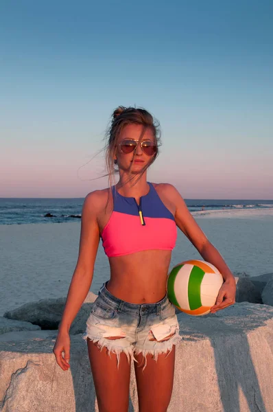 Belle jeune femme sur la plage au coucher du soleil. — Photo