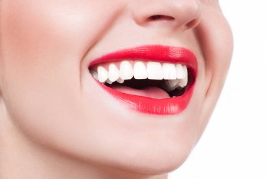 Beyaz dişler ve kırmızı dudaklar. Diş beyazlatma sonra mükemmel kadın gülümseme.