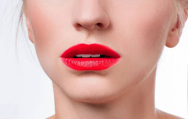 Mooie vrouwelijke lippen met rode lippenstift — Stockfoto