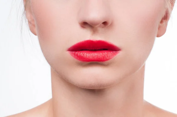 Hermosos labios femeninos con lápiz labial rojo — Foto de Stock