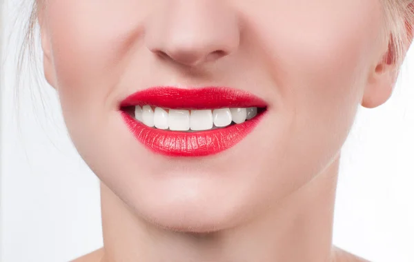 Dentes brancos e lábios vermelhos. Sorriso feminino perfeito depois de clarear os dentes . — Fotografia de Stock