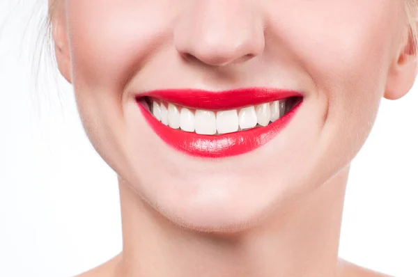 Bílé zuby a červené rty. Dokonalé ženy úsměv po bělení zubů. — Stock fotografie