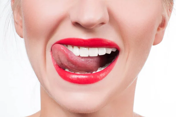 Dentes brancos e lábios vermelhos. Sorriso feminino perfeito depois de clarear os dentes . — Fotografia de Stock
