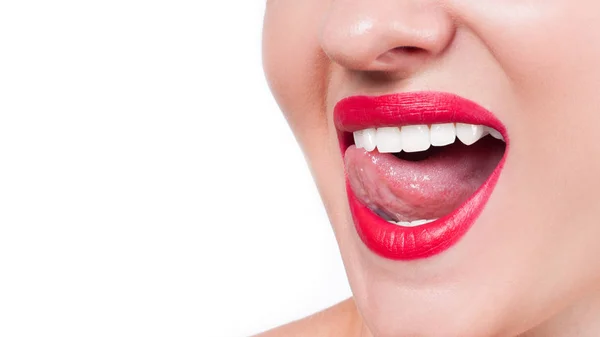 Dientes blancos y labios rojos. Sonrisa femenina perfecta después de blanquear los dientes . — Foto de Stock