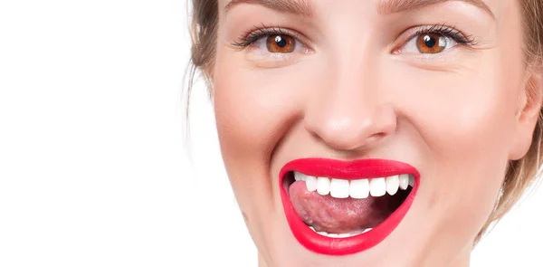 Dientes blancos y labios rojos. Sonrisa femenina perfecta después de blanquear los dientes . — Foto de Stock