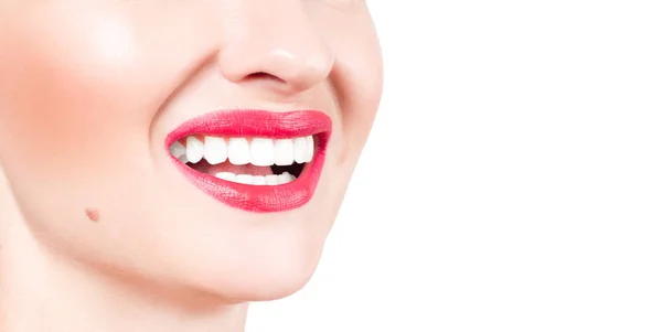 Белые зубы и красные губы. Идеальная женская улыбка после отбеливания зубов . — стоковое фото