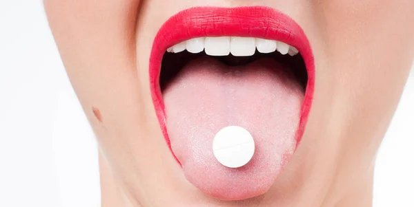 Abra a boca segurando pílula medicina na língua . — Fotografia de Stock