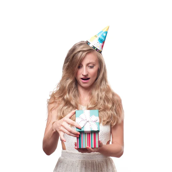 Menina feliz bonita com caixa de presente na festa de aniversário celebração . — Fotografia de Stock