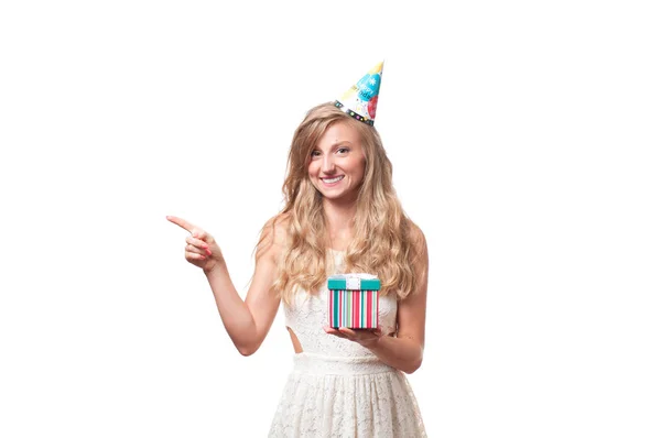 Mulher feliz bonita com caixa de presente na festa de aniversário celebração . — Fotografia de Stock