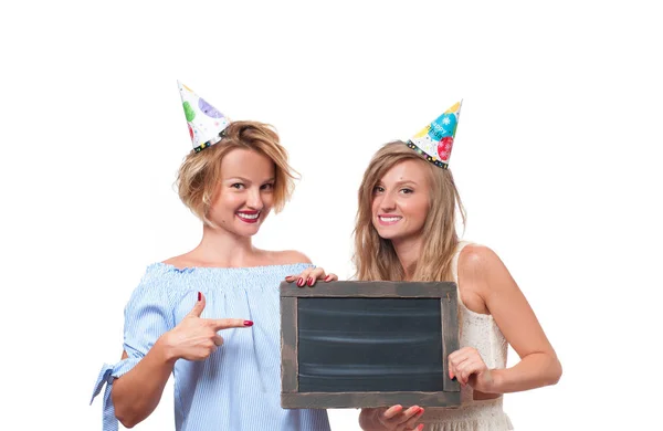 Meninas felizes bonitas com caixa de presente na festa de aniversário celebração . — Fotografia de Stock