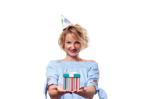 Schöne glückliche Frau mit Geschenkbox bei Feier Geburtstagsparty. — Stockfoto