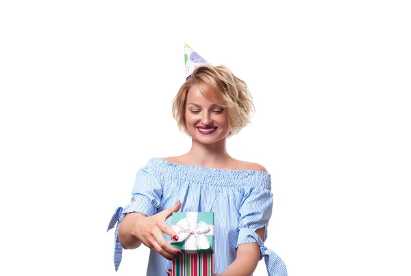 Beautiful happy woman with gift box at celebration birthday party. — Stock Photo, Image