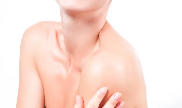 Cuello y hombros femeninos. Hermosa mujer con piel limpia y fresca — Foto de Stock