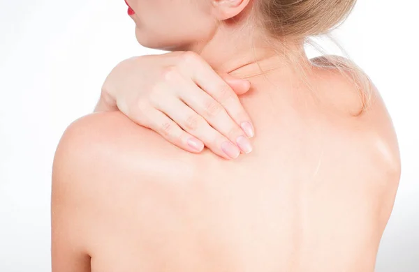 Kvinnan har ont i nacken. Naken axlar flickan från baksidan. — Stockfoto