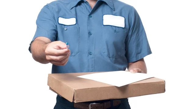 Entrega homem entregando caixa de pacote para o destinatário — Fotografia de Stock
